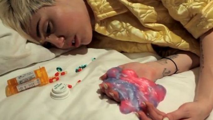 Miley Cyrus v klipu Blonde SuperFreak Steals the Magic Brain