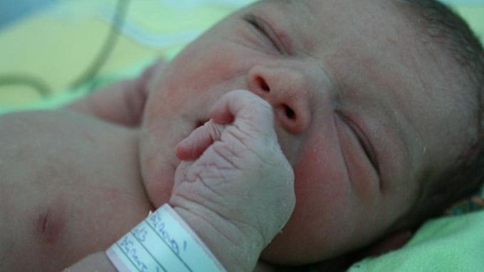 Plaváček. Sára Břízová, 1,5 hodiny po narození v mělnické porodnici, několik hodin po dramatickém příjezdu přes povodňové území.