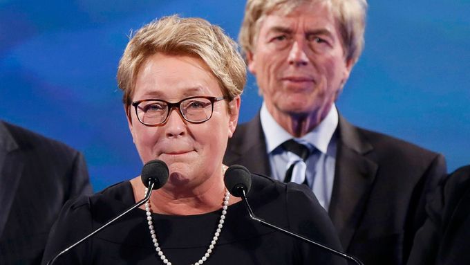 Quebecká premiérka a šéfka separatistické Quebecké strany (PQ) Pauline Maroisová právě oznamuje svou rezignaci poté, co přiznala volební porážku