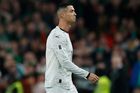 Nebrečte, gestikuloval Ronaldo. Za chvíli mířil do sprch a Irové si ho vychutnali