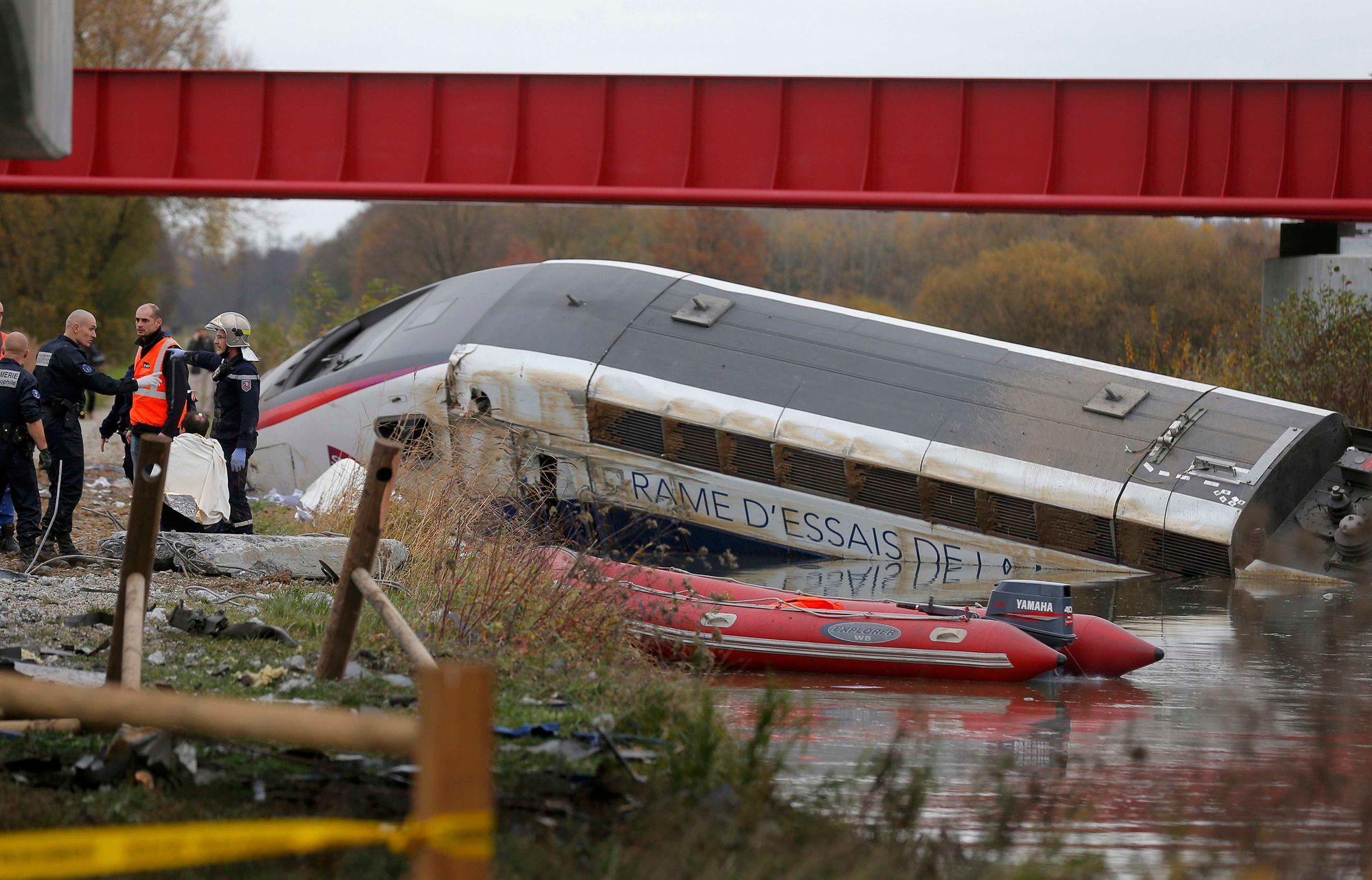 Záchranáři na místě vykolejení rychlovlaku TGV