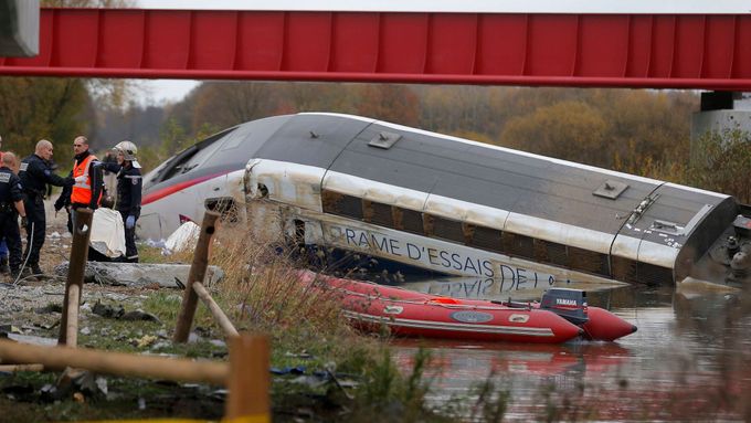 Záchranáři na místě nehody rychlovlaku TGV.