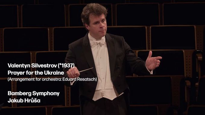 Modlitbu za Ukrajinu od Valentina Silvestrova letos zahráli Bamberští symfonikové se svým šéfdirigentem Jakubem Hrůšou.