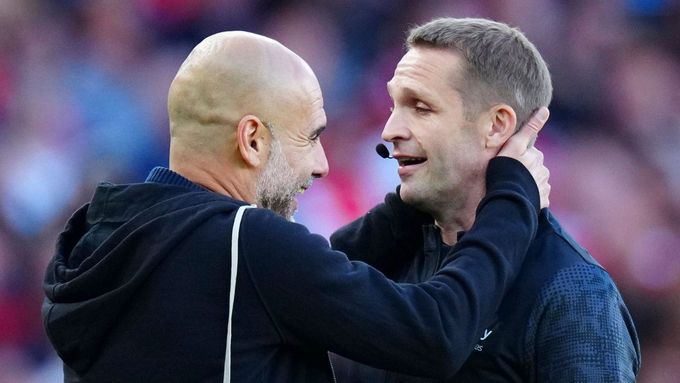 Trenér Manchesteru City Pep Guardiola těsně před tím, než políbil čtvrtého rozhodčího Craiga Pawsona.
