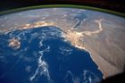 Rozptyl světla v atmosféře; na Zemi je pak zřetelné Středozemní moře, řeka Nil se svou deltou a Sinajským poloostrovem. Snímek byl pořízen 15. října 2011 během devětadvacáté expedice na Mezinárodní vesmírnou stanici (ISS).