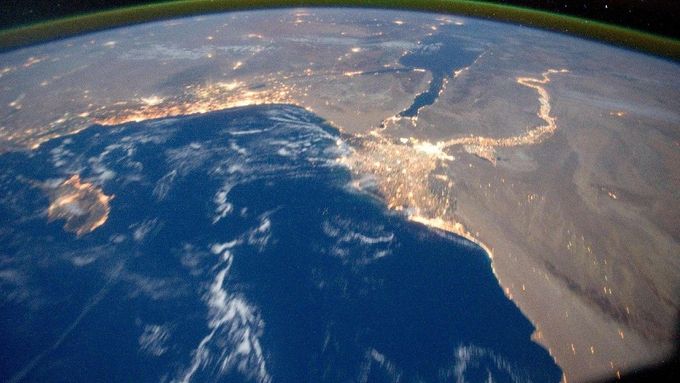 Rozptyl světla v atmosféře; na Zemi je pak zřetelné Středozemní moře, řeka Nil se svou deltou a Sinajským poloostrovem. Snímek byl pořízen 15. října 2011 během devětadvacáté expedice na Mezinárodní vesmírnou stanici (ISS).