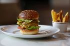 Michelinská restaurace kvůli covidu vaří fastfood, dělá nejlepší burgery ve městě