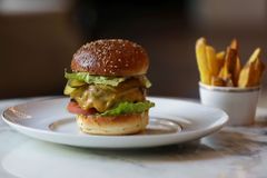 Michelinská restaurace kvůli covidu vaří fastfood, dělá nejlepší burgery ve městě