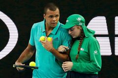 VIDEO Galantní Tsonga pomohl na Australian Open sběračce míčků