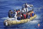 Migranti na člunu u italských břehů.