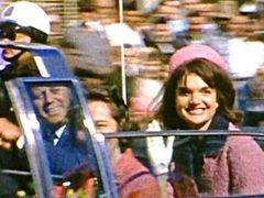 Záběr limuzíny prezidenta Kennedyho, pořízený přibližně 90 sekund před výstřely 22.listopadu 1963 v Dallasu.