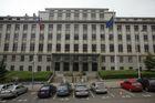 NKÚ: Ministerstvo plýtvalo, nakoupilo puzzle či vějíře