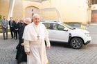 Papež František má nový papamobil. Místo Mercedesu může jezdit v Dacii Duster