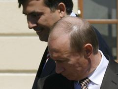 Michail Saakašvili a Vladimir Putin na snímku z počátku července.