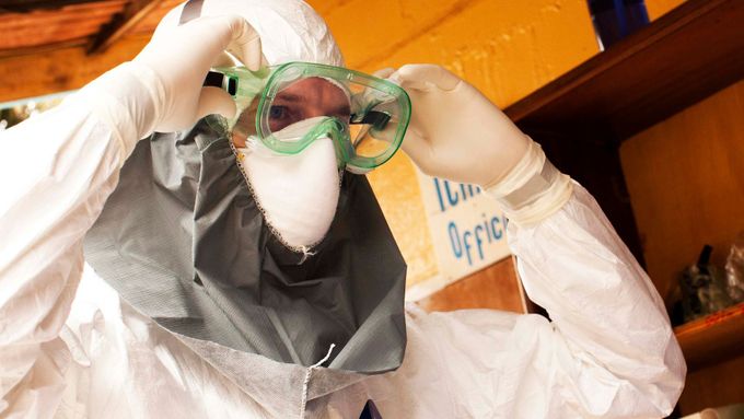 Fotky: Nerovný boj. Lékaři čelí ebole a umírají na ni