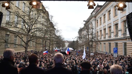 Na pražském Albertově lidé uctili 17. listopadu státní svátek u památníku připomínající, že odtud vyšel 17. listopadu 1989 pochod studentů na Národní třídu.