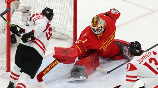 Kanaďan Eric O'Dell dává gól v zápase s Čínou na ZOH 2022 v Pekingu