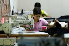Dětská práce - syrský chlapec pracuje v turecké textilce