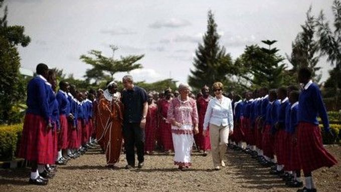 Africké uvítání. Manželé Bushovi na návštěvě školy v Tanzánii.