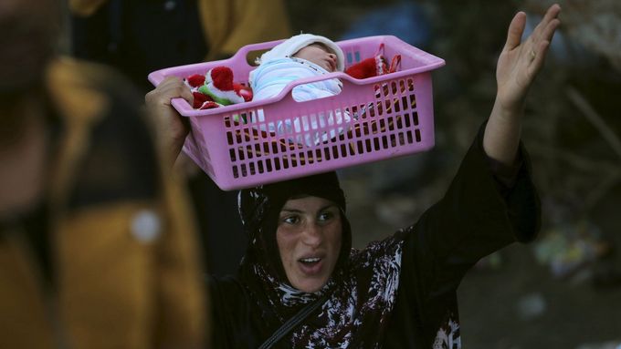 Žena, která utíká před Islámským státem. Ilustrační foto.