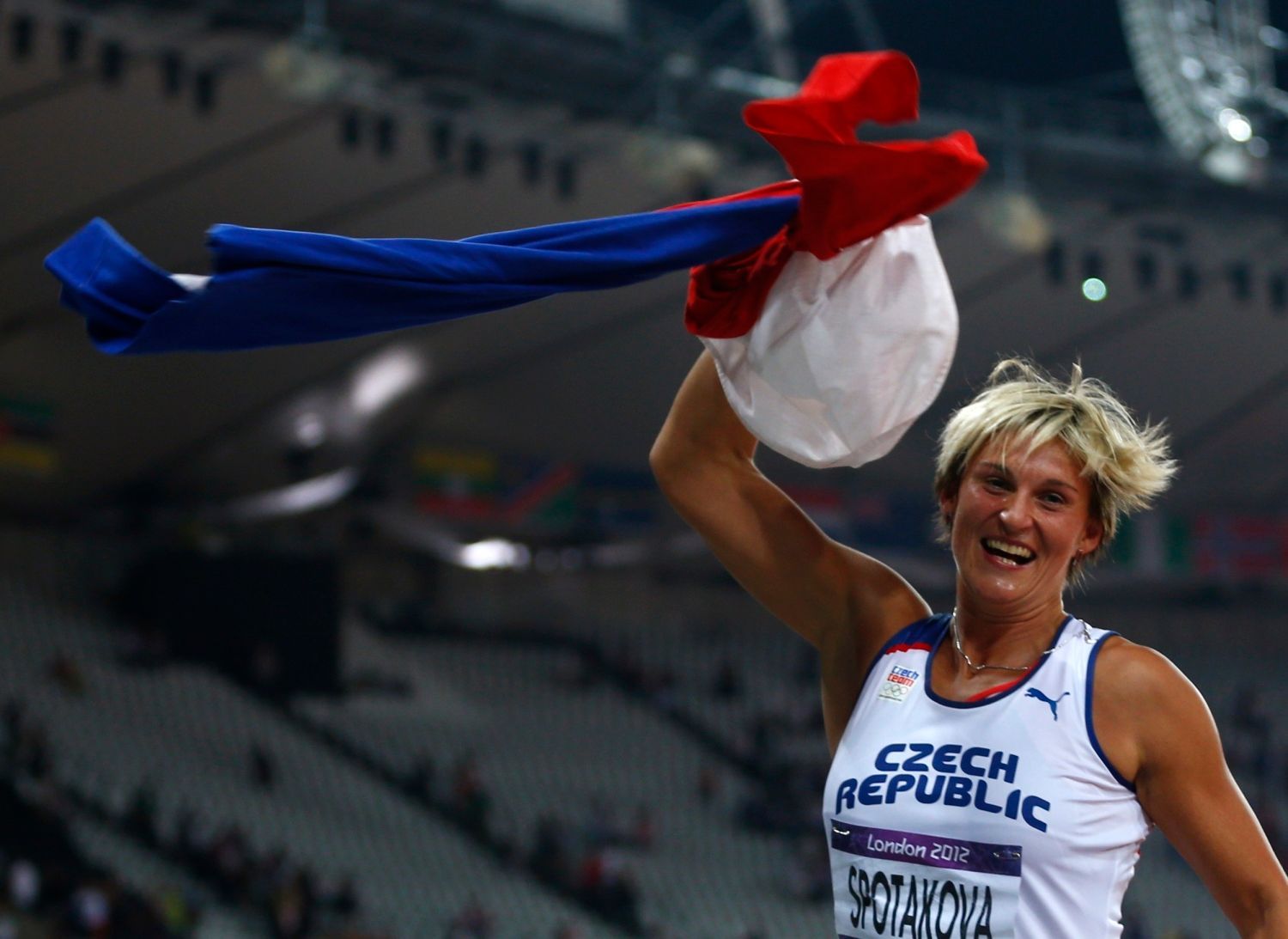 Česká oštěpařka Barbora Špotáková se raduje z vítězství na OH 2012 v Londýně.