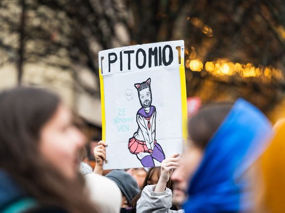 Střípky z akcí k 36. výročí sametové revoluce a státnímu svátku 17. listopadu. Došlo nejen na zapalování svíček a pokládání květin, ale také na demonstrace či nadávky.