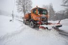 Obrazem: První sněhová kalamita letošní zimy zasáhla Česko. Nehody, kolony, zasypaná auta