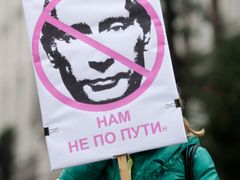 Protest proti ruské invazi na Krymu před americkou ambasádou ve Vídni.