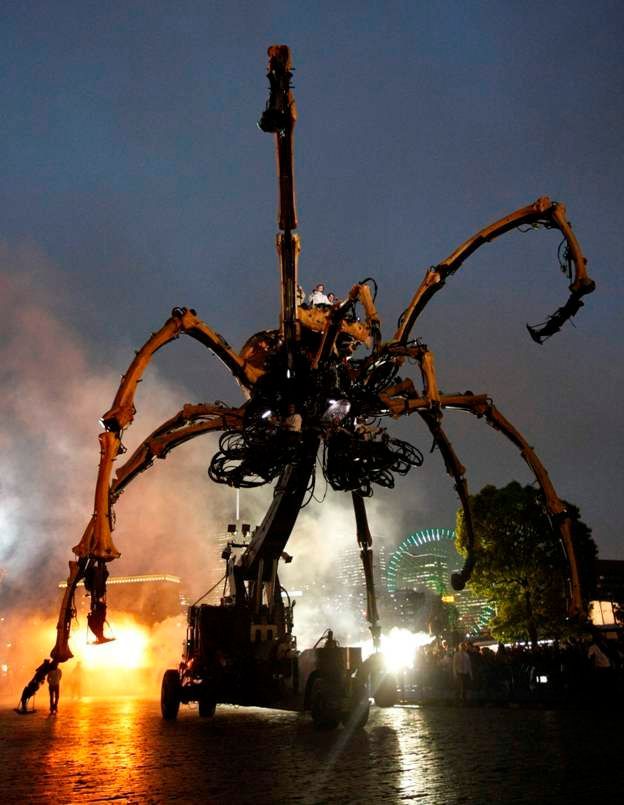 12metrový pavouk se procházel po Jokohamě