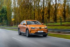 "Elektromobil je nepoužitelný, nabíjí se 24 hodin." Majitelé žalují neznámou značku