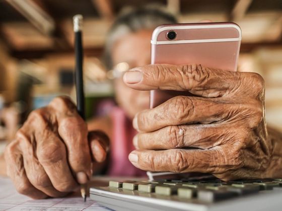 Jak fungují online kurzy seniorského Centra Elpida Senior telefon chytrý mobil online