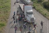 Pieter Ten Hoopen, Karavana migrantů. Lidé utíkají k nákladnímu autu, které zastavilo, aby je svezlo dál. Tapanatepec, Mexiko.
