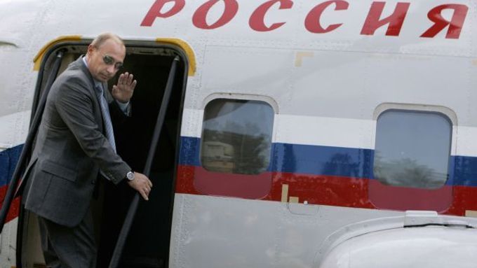 Vladimir Putin nastupuje do helikoptéry 11.srpna poté, co si prohlédl ruský radar u Voroněže.