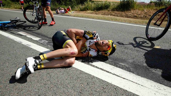 Podívejte se na nebezpečný hromadný pád cyklistů v dnešní třetí etapě Tour de France, kvůli kterému musel být závod na chvlíli dokonce přerušen.