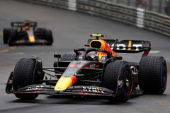 Nastavovaný závod v Monaku senzačně vyhrál Pérez. Využil taktické chyby Ferrari