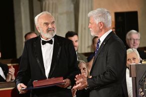 Známé tváře i nenápadní hrdinové. Okamžiky z předávání státních vyznamenání