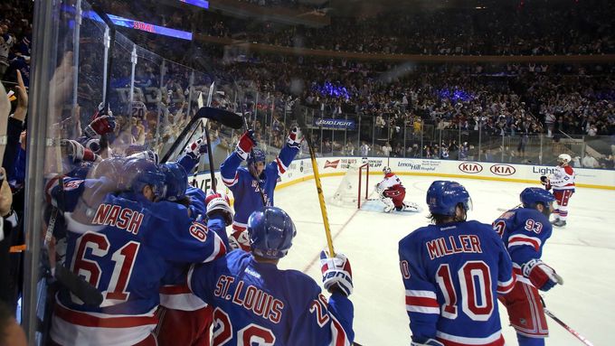 Podívejte se, jak Derek Stepan z New Yorku Rangers rozhodl v prodloužení 7. zápasu sérii druhého kola play off NHL proti Washingtonu Capitals.