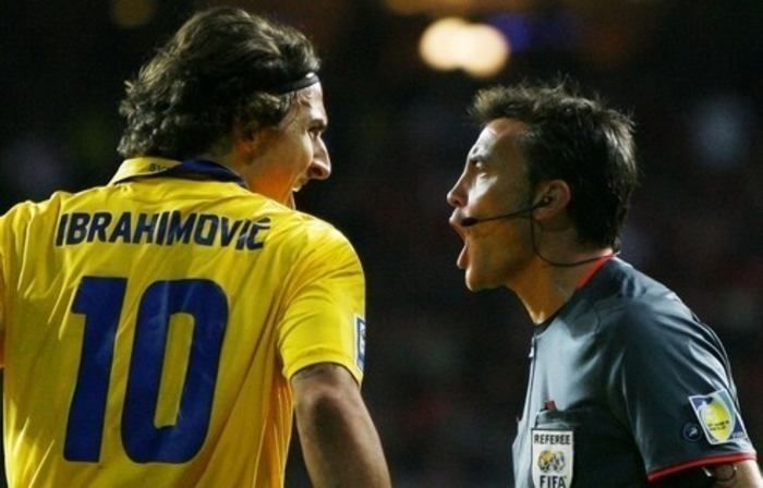 Zlatan Ibrahimovič se hádá s rozhodčím v kvalifikaci na MS