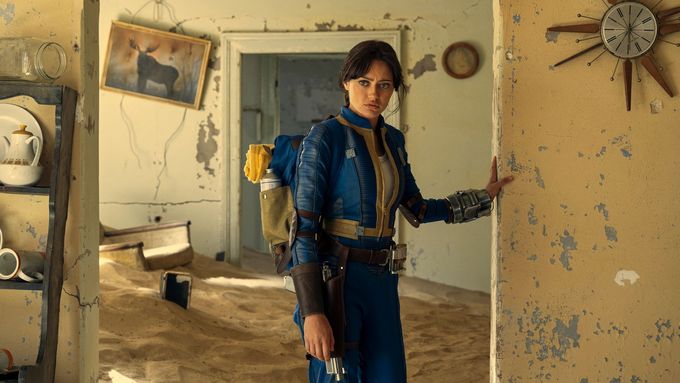 Na snímku z televizního seriálu Fallout, který tento čtvrtek zveřejní videotéka Amazon Prime Video, je Ella Purnell jako hrdinka Lucy.