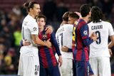 Bývalí spoluhráči z Barcelony se objímají na Nou Campu. Ibrahimovič kdysi ve své autobiografii zmínil, že právě Messi byl jedním z důvodů, proč se hvězdný Švéd v katalánském velkoklubu neprosadil.