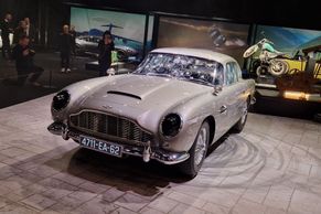 Bondův řidičák i Aston Martin jsou ode dneška v Praze. Začala výstava aut agenta 007