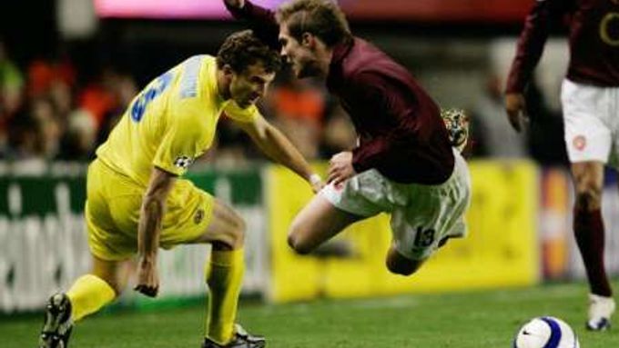 Alexander Hleb z Arsenalu je faulovaný hráčem Villarrealu Rodolfem Arruabarrenou.