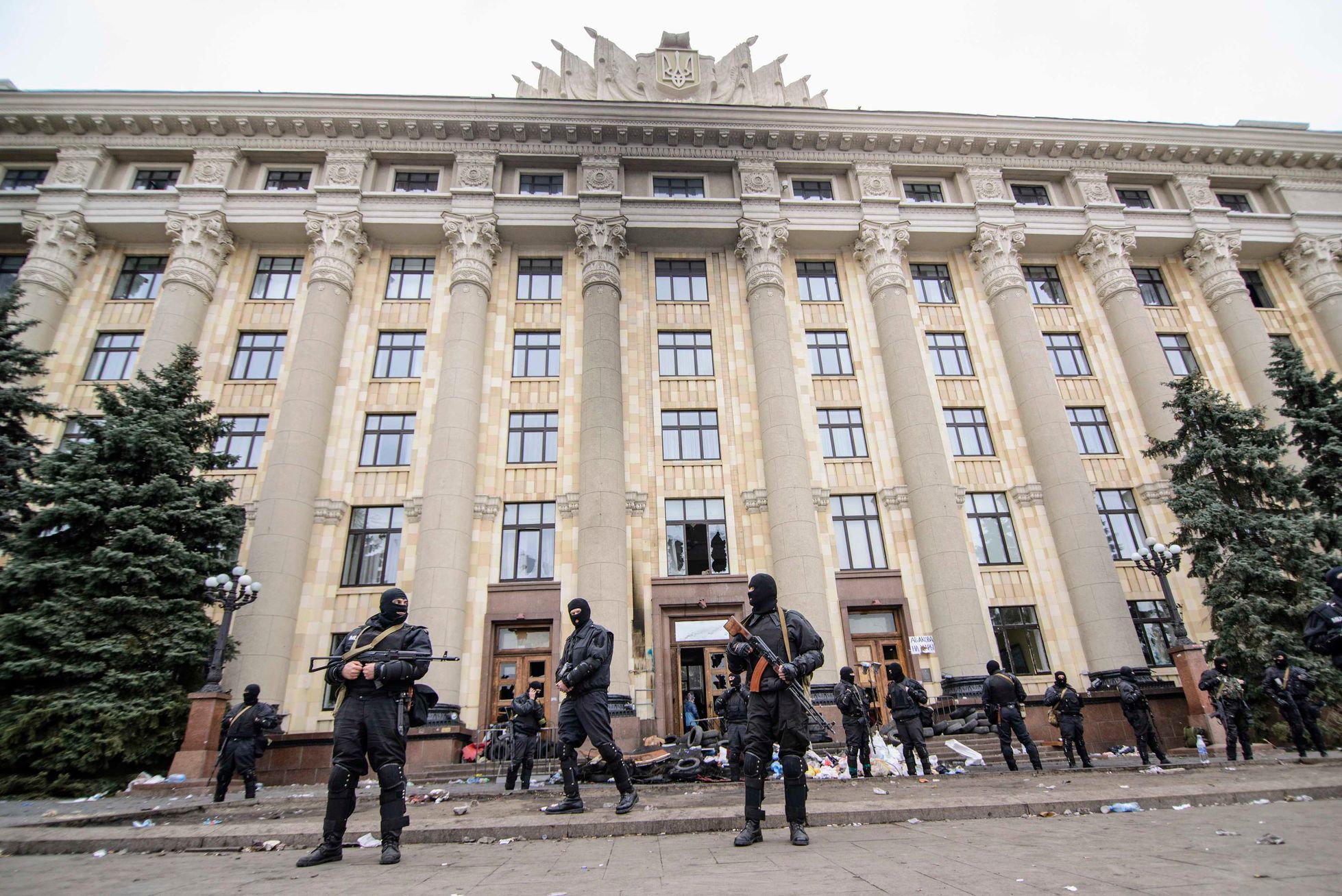 Příslušníci ukrajinských speciálních jednotek před administrativní budovou v Charkově