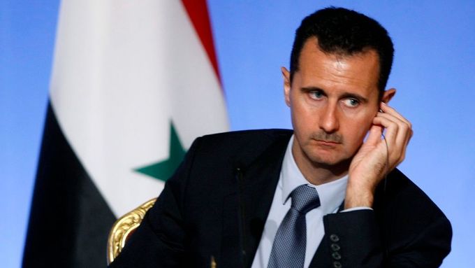 Syrský vůdce na snímku z července 2008 na tiskové konferenci při návštěvě Francie.