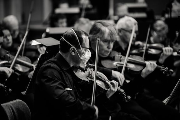 Houslista a koncertní mistr Filharmonie Brno Pavel Wallinger na streamované zkoušce hrál s nasazeným respirátorem.