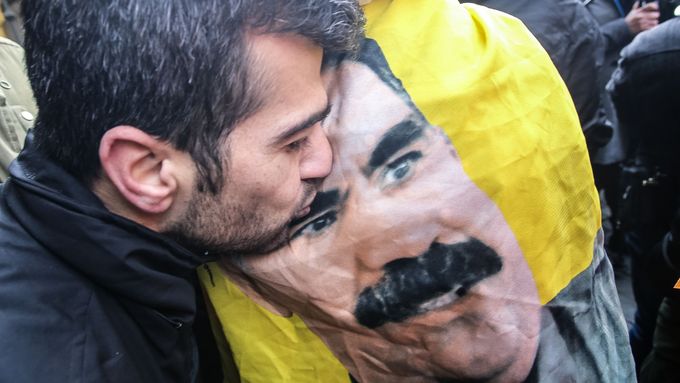 Obrazem: Soud v Praze rozzuřil Turecko a rozjásal Kurdy. Propustil jejich vůdce na svobodu