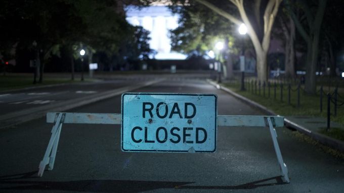 Příjezdovou silnici k washingtonskému Lincolnovu památníku přehradil zátaras. Je zavřeno.
