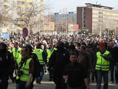 Nejméně pět set pravicových radikálů se v sobotu po poledni sjelo do Přerova na protiromský pochod.