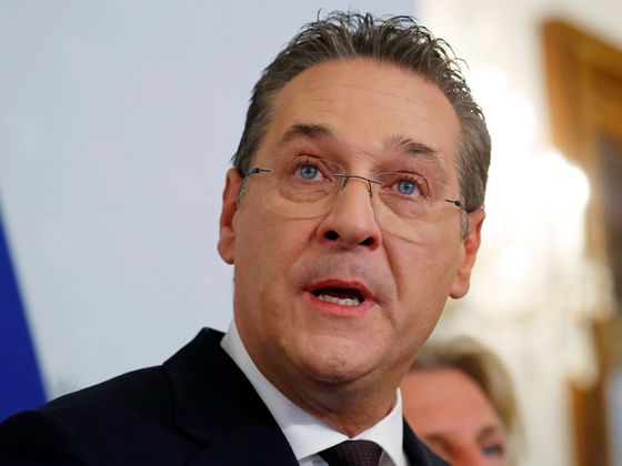 Kdo je Heinz-Christian Strache Heinz-Christian Strache hovoří s novináři ve Vídni o své aféře, 18. května 2019.