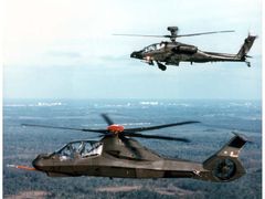 Na snímku je vidět úprava Stealth vrtulníku Longbow Apache. Zatímco vzdálenější úpravou neprošel, ten bližší je pro radary neviditelný.